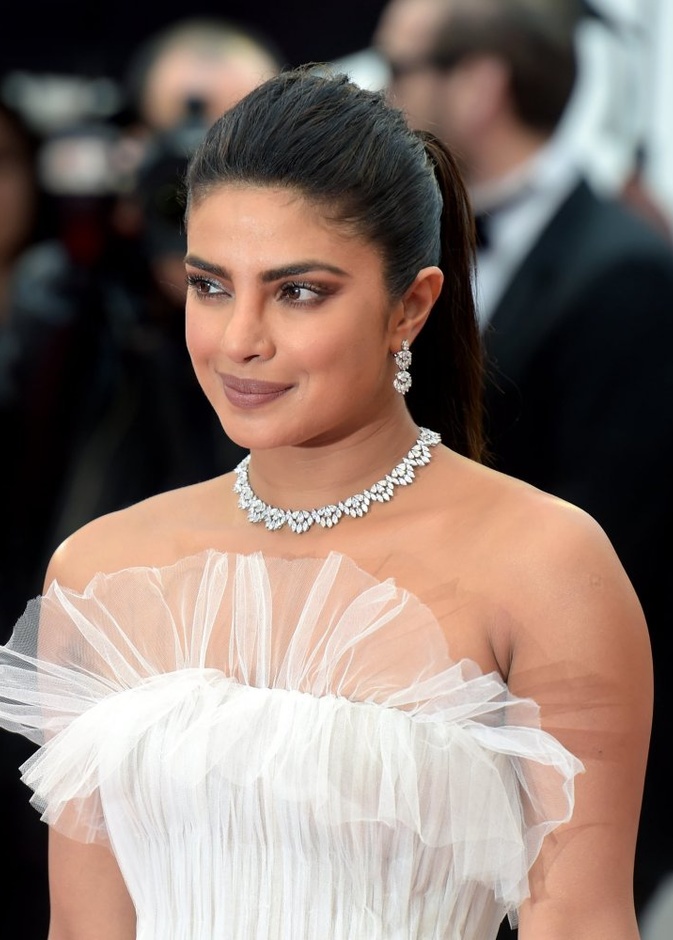 بريانكا تشوبرا راقية بأقراط من لورين شوارتز Lorraine Schwartz