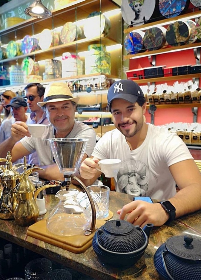 خالد علامة ووالده راغب يستمتعان بفنجان القهوة الصباحي في اليونان