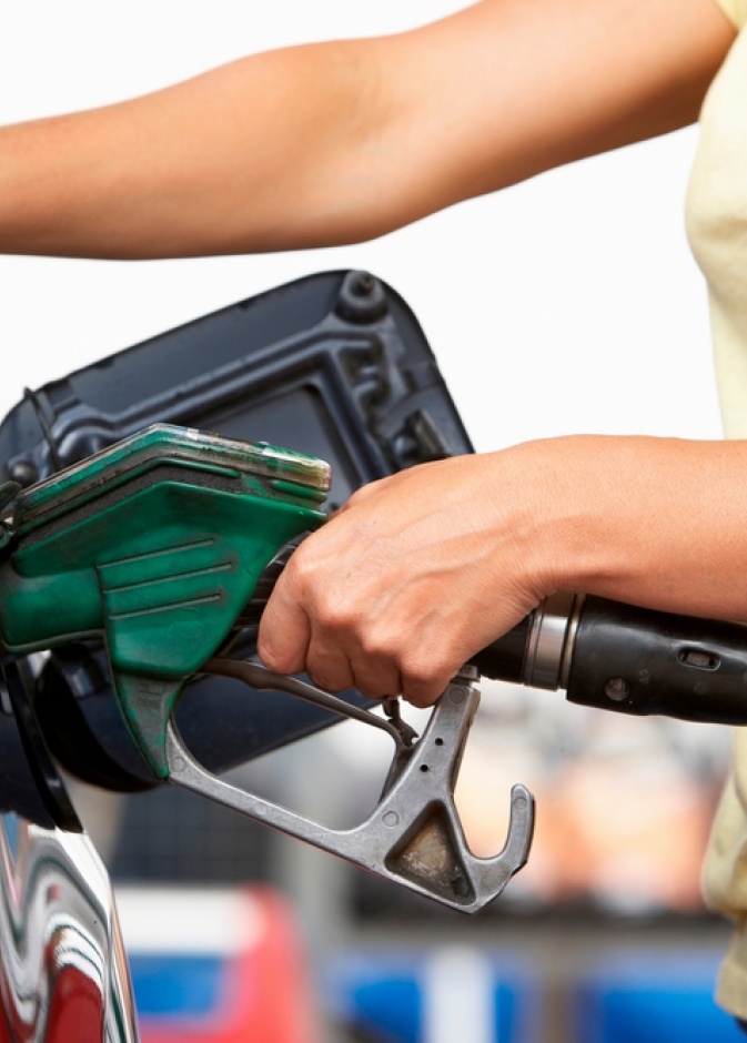 احرصي على إعادة ملئ خزان السيارة بالوقود عندما يصبح نصف فارغ