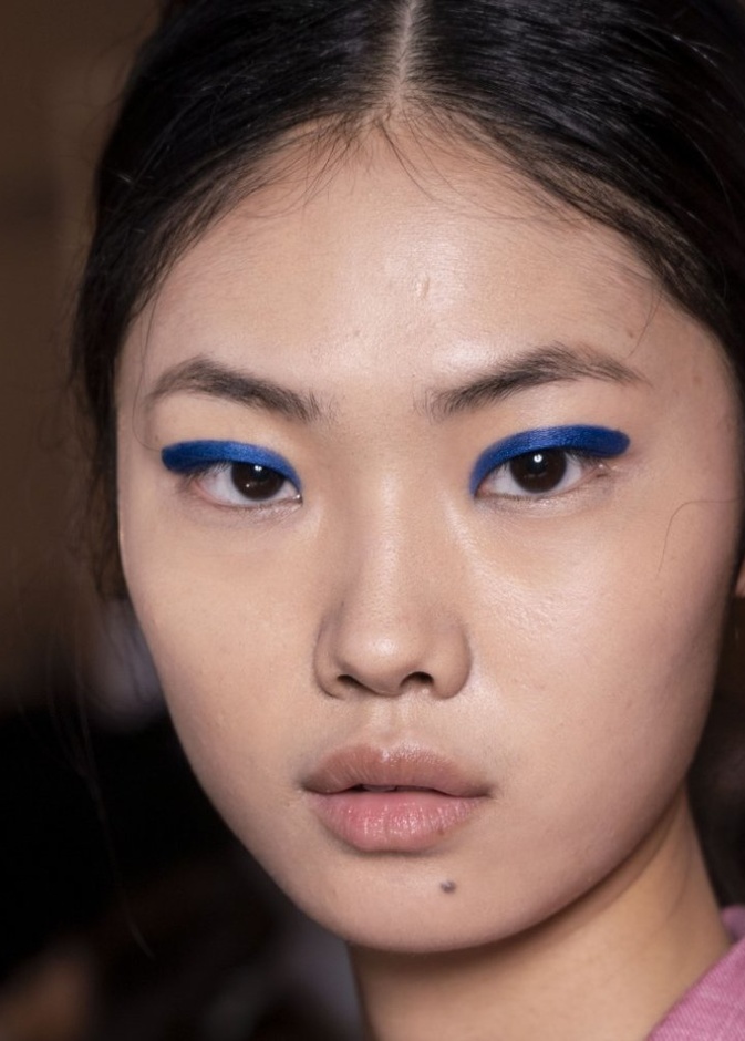 اللون الاحمر بدرجات قوية من دون تخطي حدود الكونتور المرسوم على خطى ‏Mugler