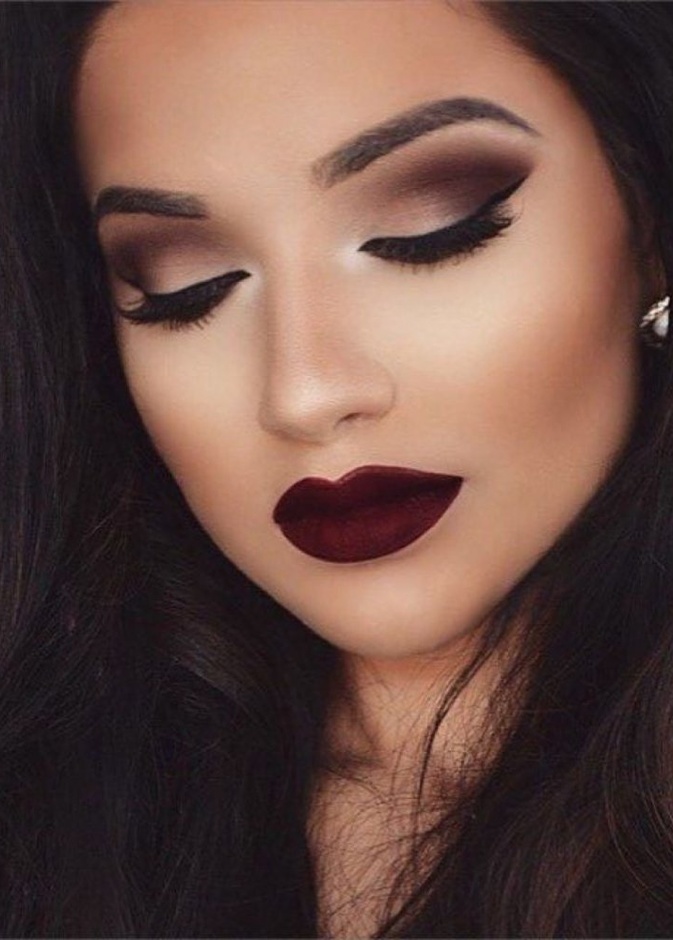 اعتمدي على اسلوب قوي وكثيف في المكياج الخليجي