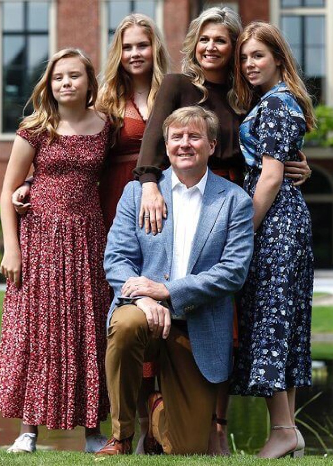 صور رسمية من عطلة العائلة الهولندية المالكة