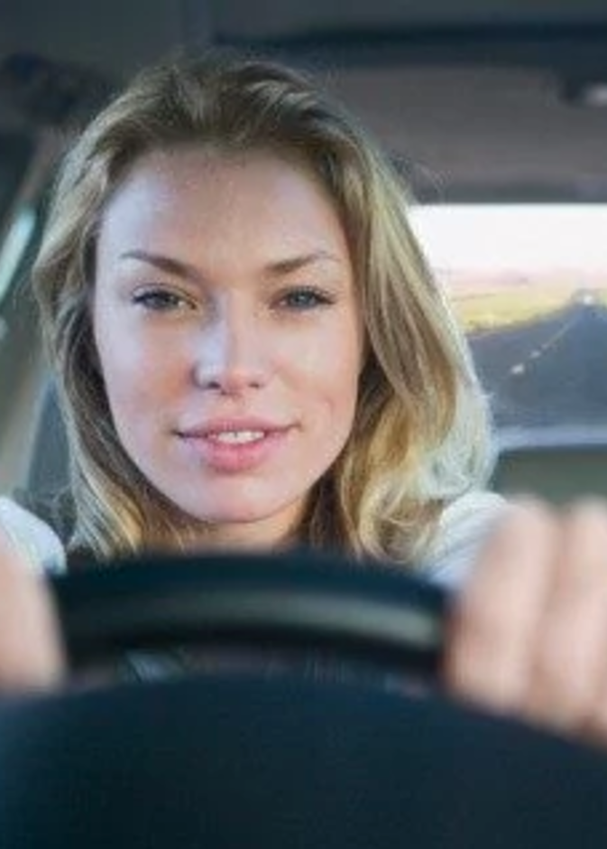 متى يجب على المرأة زيادة او خفض سرعة السيارة اثناء القيادة