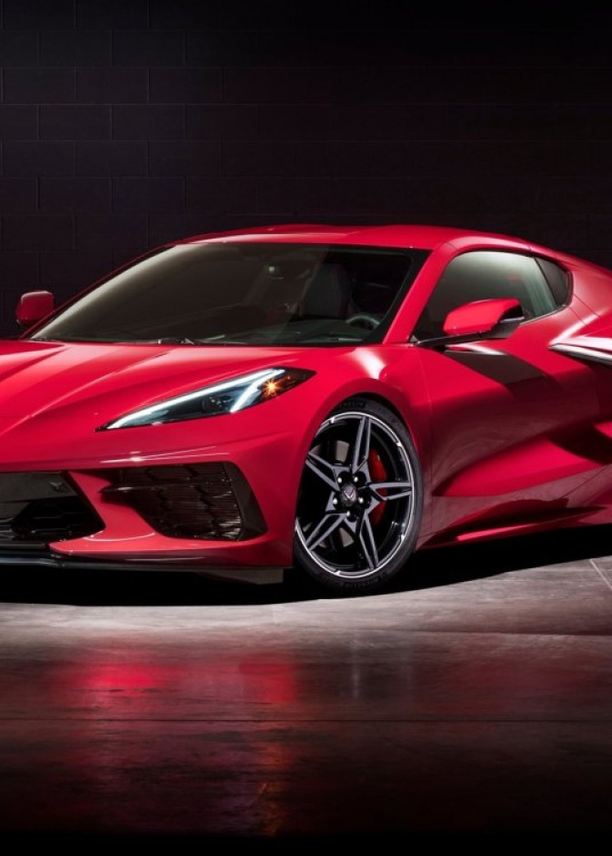 شيفروليه تكشف أخيراً عن أول سيارة كورفيت مزودة بمحرك وسطي