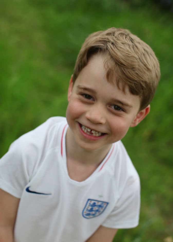 بمناسبة عيد ميلاده السادس تم الكشف عن صور التقطتها كيت ميدلتون لابنها الأمير جورج تُظهر حبه لكرة القدم