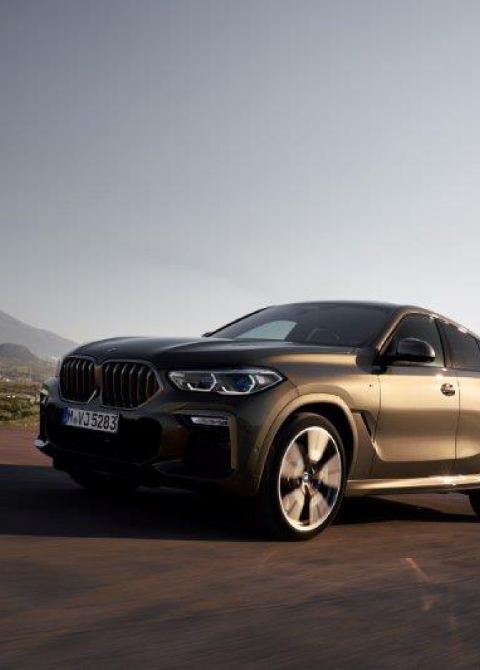 سيارة BMW X6 الجديدة رائدة على الطريق