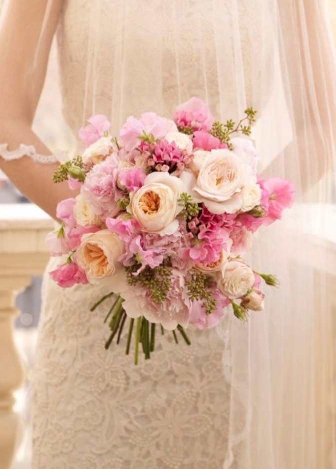 ضعي في الإعتبار ثيم و ألوان حفل الزفاف و الصالة عند اختيار باقة الورد