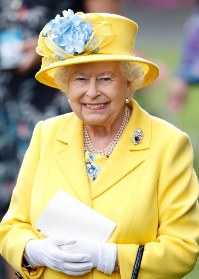 ما الذي تفعله الملكة بملابسها القديمة