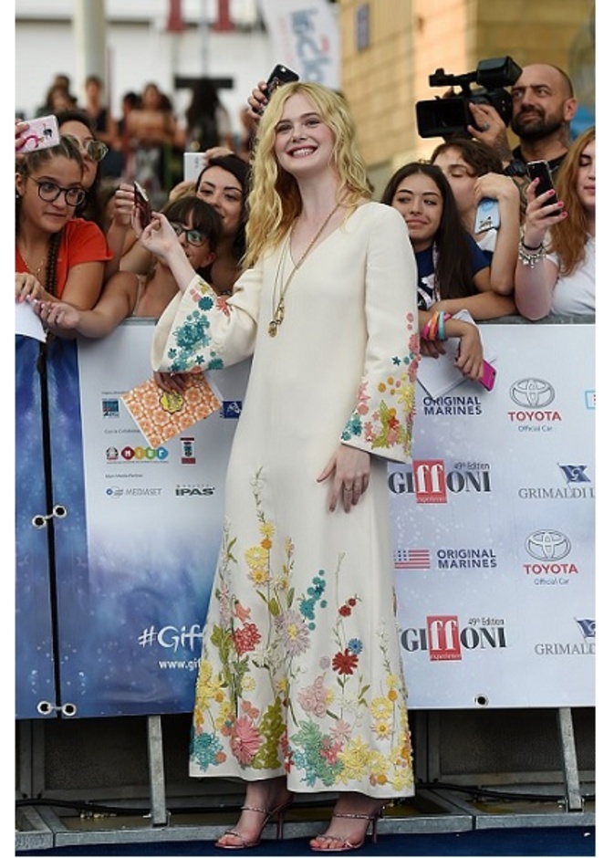 تبدو السعادة واضحة على إيل فانينغ أثناء التقاطها صور السيلفي مع معجبيها في مهرجان Giffoni السينمائي