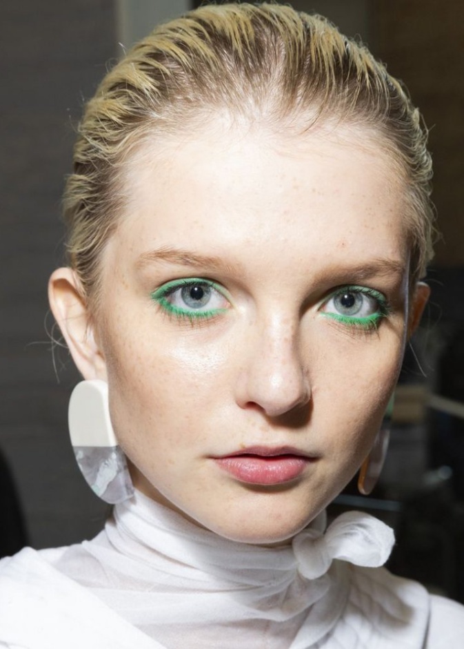 رسمات آيلاينر بنية من Burberry