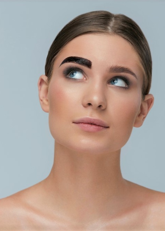 احصلي على حواجب داكنة طبيعياً