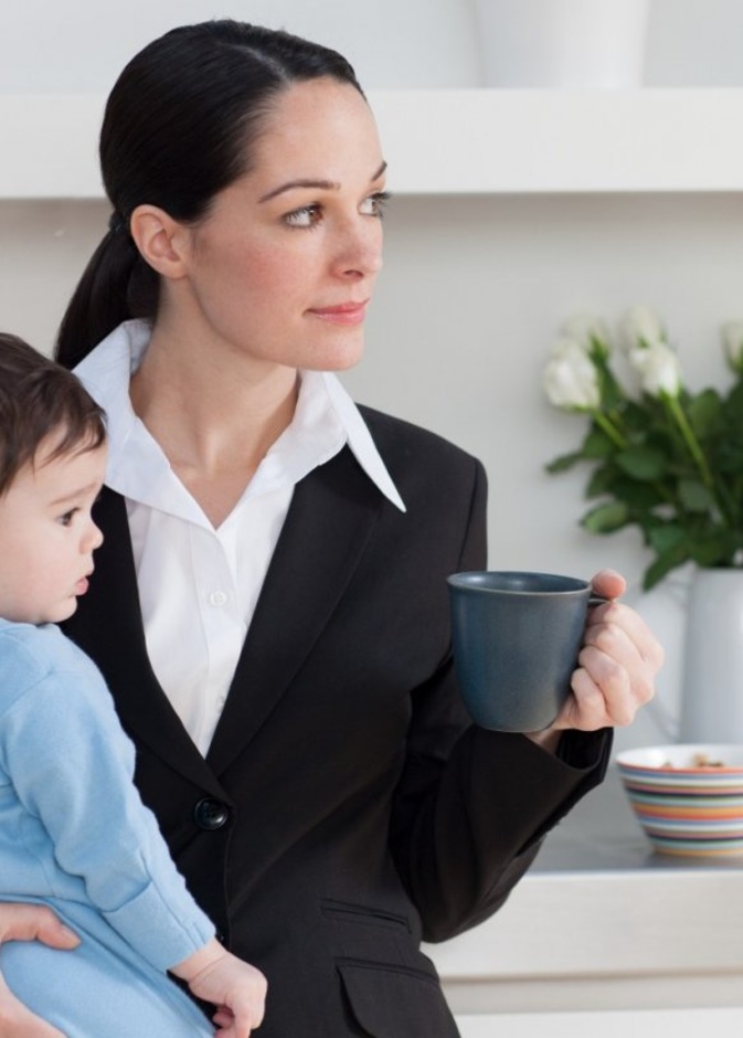 فوائد وأضرار عودة الأم للعمل بعد الولادة 