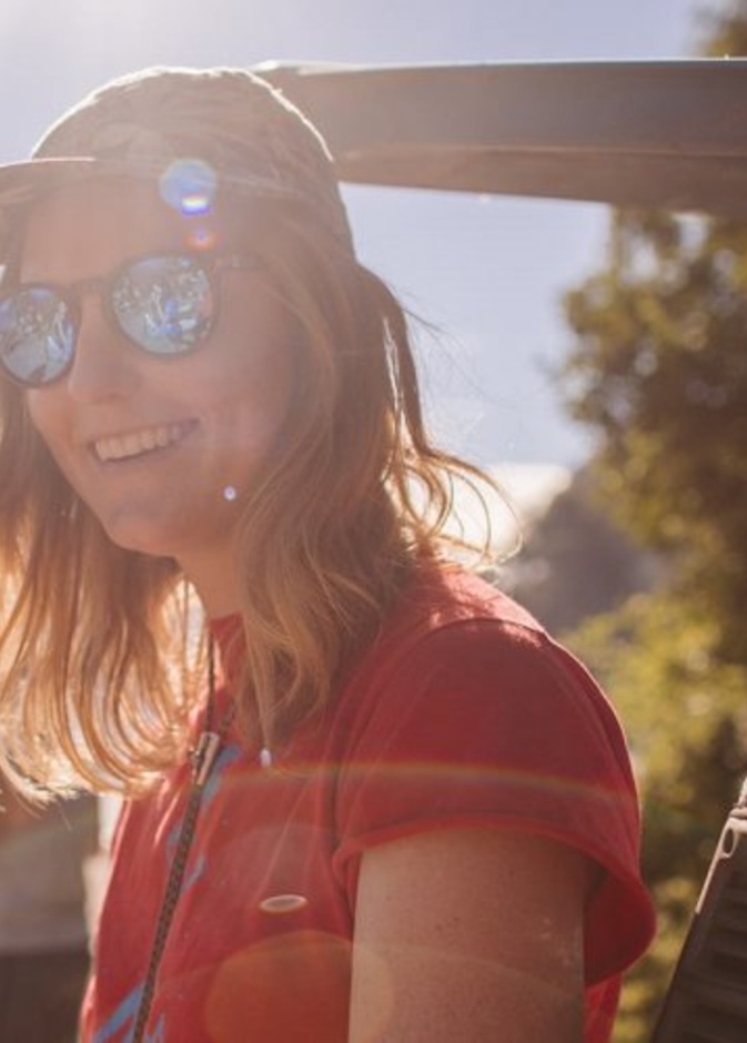 أن تكون باللون المناسب بمعنى أن تتجنب ارتداء النظارات الشمسية ذات الألوان الأزرق أو الأخضر