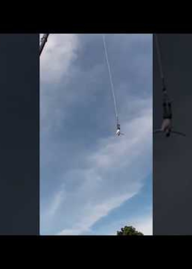 مغامر يمشي على الحبال يسقط من ارتفاع 100 متر