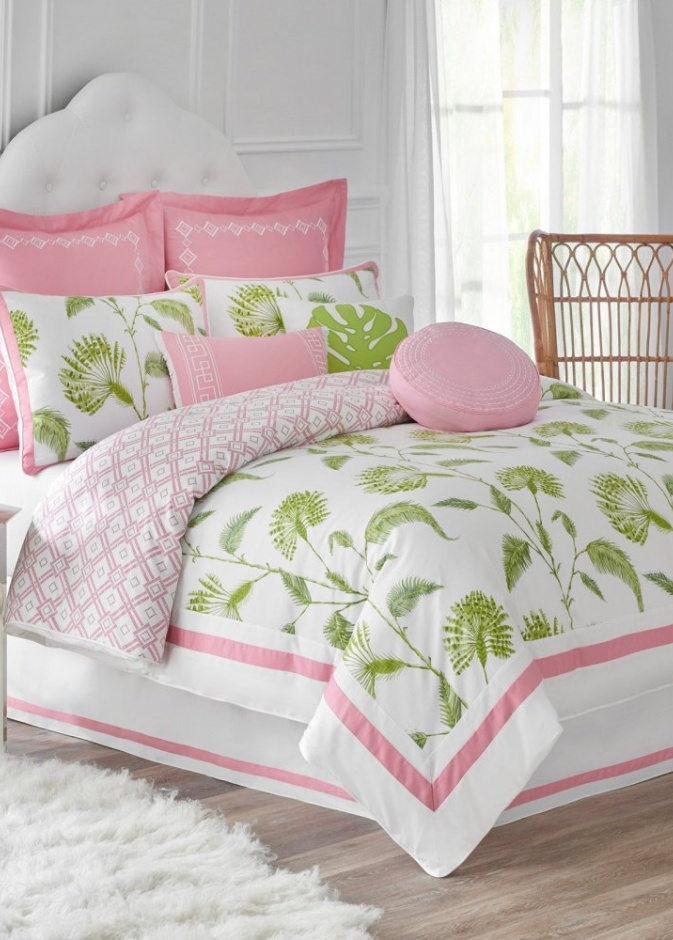 اختيار رائع للون الزهري مع الأخضر في تصميم السرير وتفاصيله