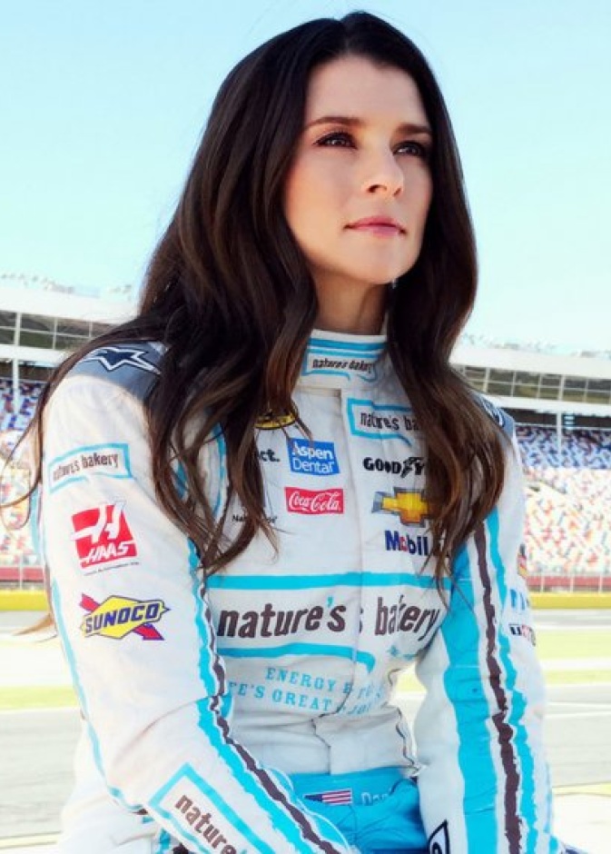 حسناوات نجحن في التألق على حلبات السباقات ونافسن الرجال