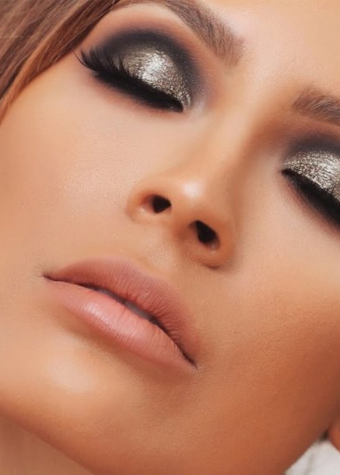 اللمسة الذهبية مع اللون الأسود