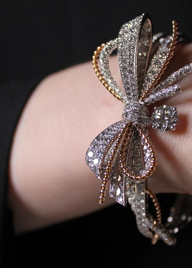 اساور خطوبه بشكل الفيونكة من دار Chaumet