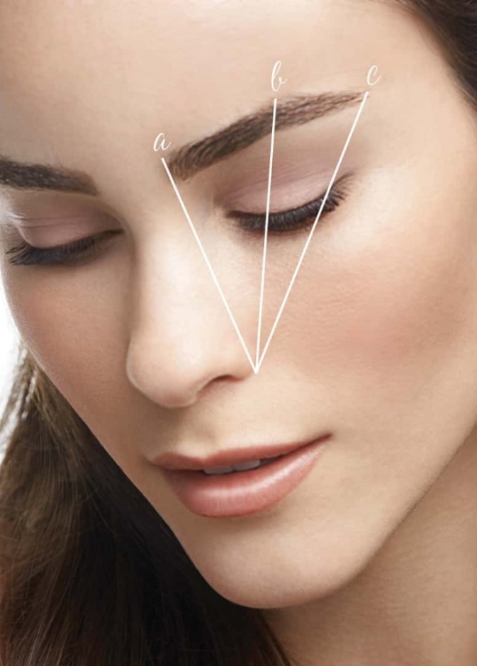 ابقي حواجبك افقياً لمنع هبوط شكل العين للوجه الطويل