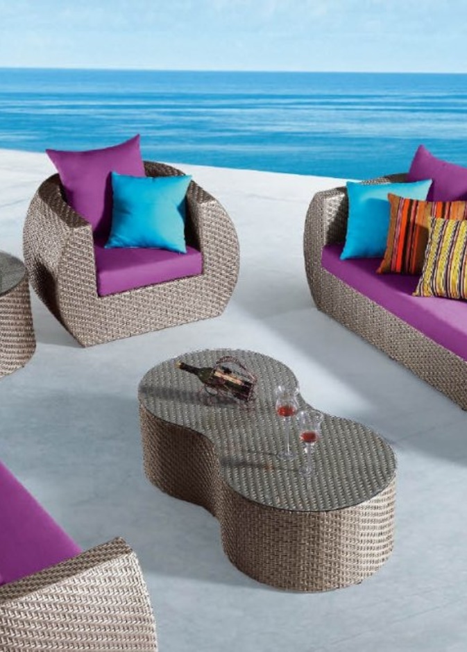 الأحمر القوي في ديكورات جلسات خارجية يتميز بتصاميم الأثاث العصرية