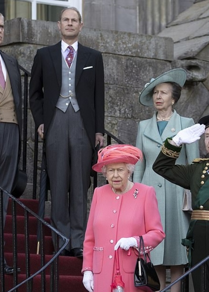  ملكة بريطانيا تطلب توظيف مدير لقصر هوليرود