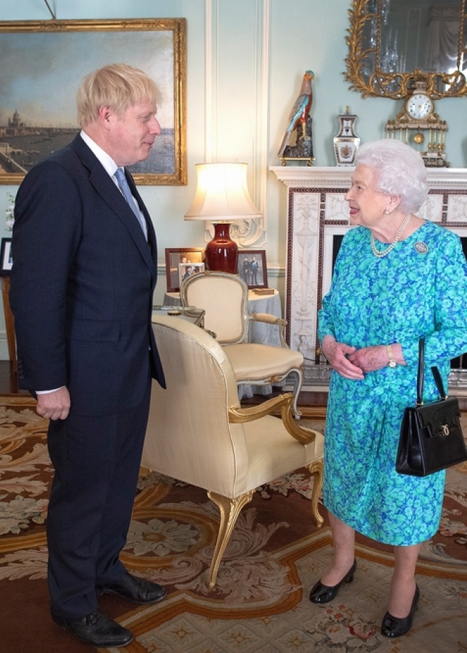  صورة الأمير هاري وميغان ماركل تزين مقر الملكة في باكنغهام