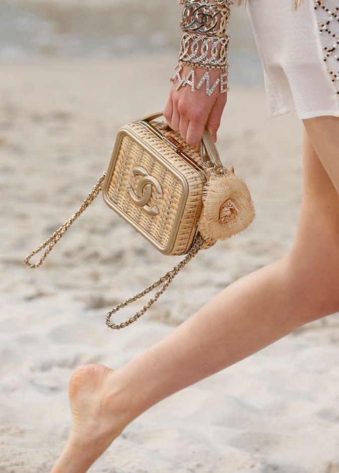 احدث اشكال الحقائب المصنوعة من القش بأسلوب Chanel