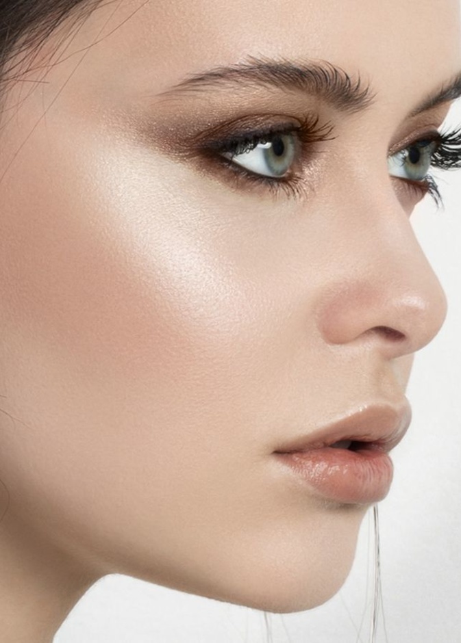 استخدام الريشة الكثيفة لتوزيع كريم الأساس بضربات خفيفة وليس دعك بشرتك الدهنية