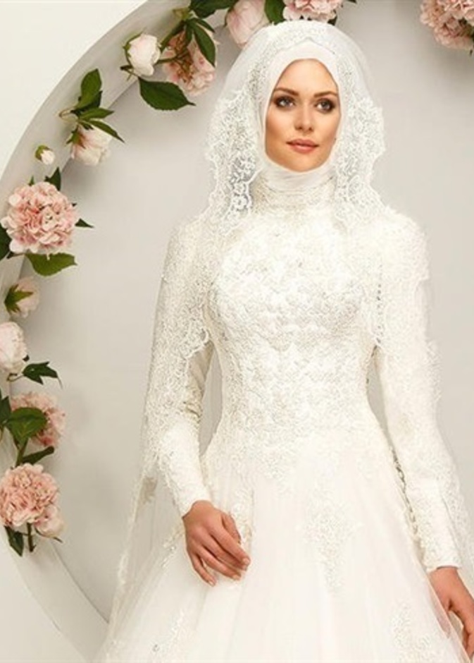 اختاري الألوان الترابية أو البراقة مع ألوان أحمر شفاه فاتحة للحصول على مكياج ناعم يوم زفافك