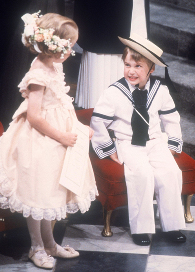 فيديو نادر للملكة وهي تركض خلف الأمير وليام عندما كان في الرابعة من عمره