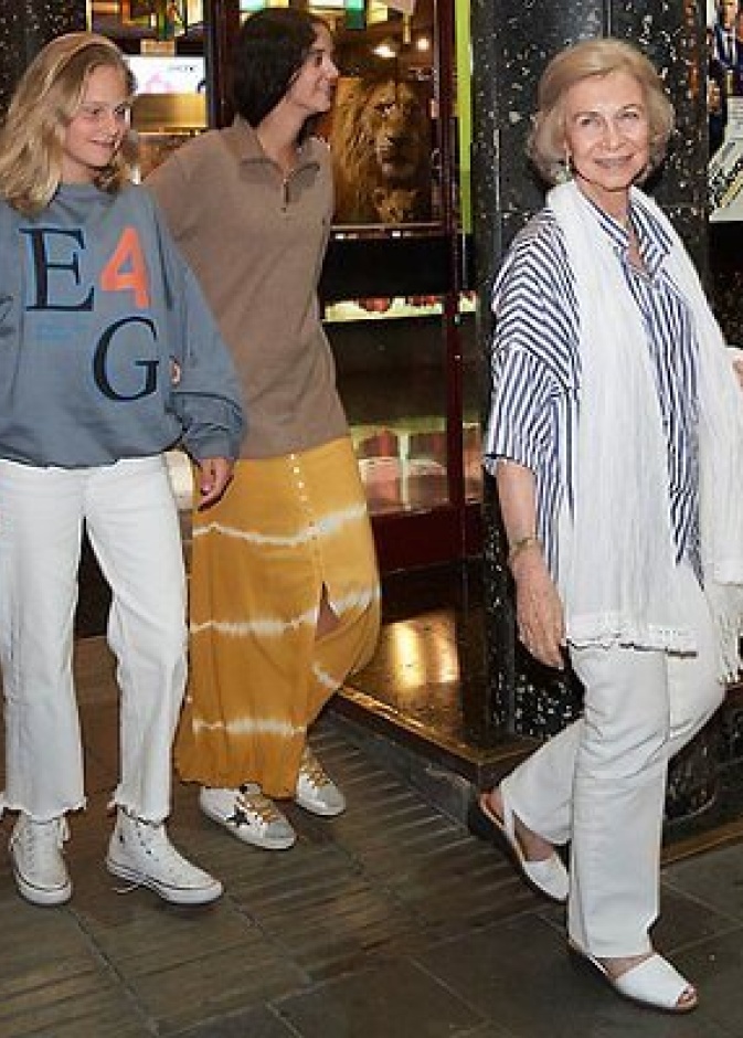 الملكة صوفيا اصطحبت أحفادها إلى السينما