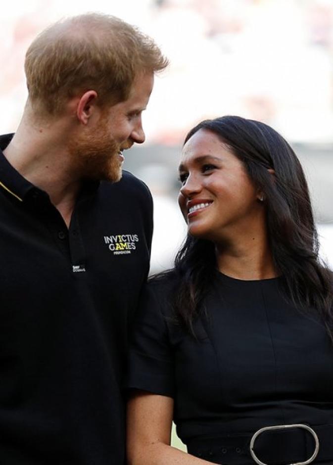 الأمير هاري وميغان ماركل اشتريا لوحة يظهر فيها لويس هاميلتون