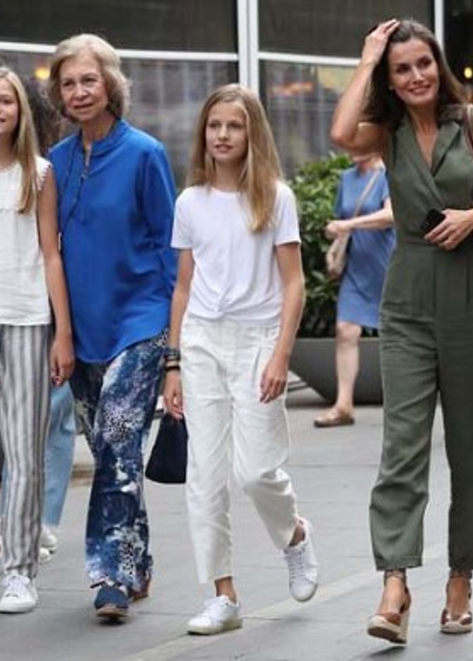 الملكة ليتيزيا وابنتيها يشاهدون فيلم بصحبة الملكة صوفيا