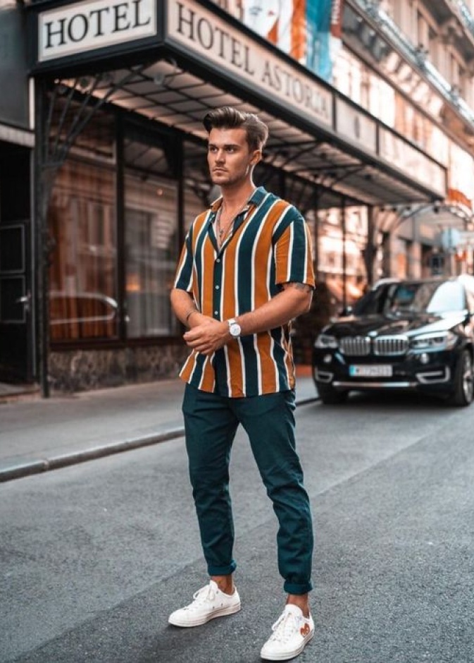 القميص بنقشة الخطوط الطولية بستايل شبابي جذاب