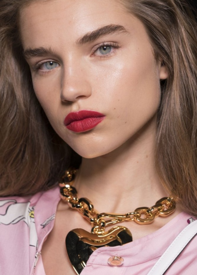 طرق تطبيق روج باللون الاحمر المات مع الكونتور من Escada