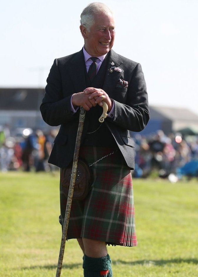  الأمير تشارلز ظهر في دورة ألعاب المرتفعات الإسكتلندية والتي تستمر فاعلياتها ليوم واحد بالزي الإسكتلندي التقليدي