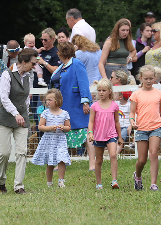 إطلالة الأميرة آن بصحبة ابنتها وحفيداتها