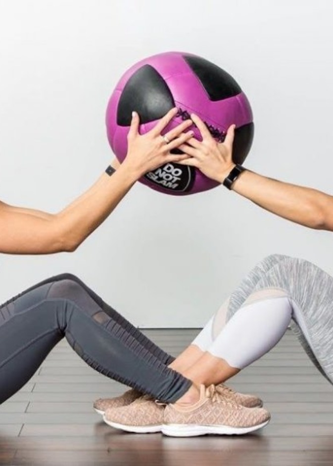 5 تمارين رياضية للقيام بها مع اصدقائك 