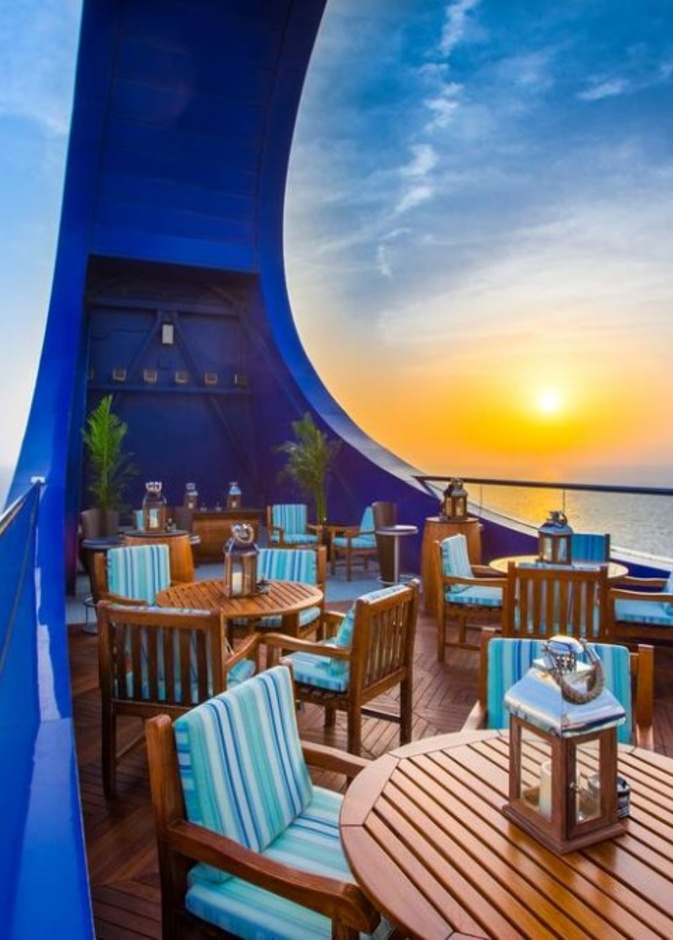 تراس وردهة الملكي ومطعم النودلز في فندق روزوود (Al Malaki Lounge Terrace and Noodles Restaurant, Rosewood Hotel