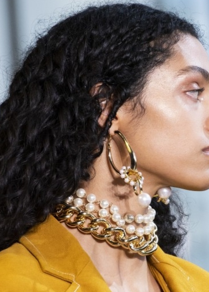 أكسسوارات الاقراط من اللؤلؤ مع السلاسل بأسلوبPrabal Gurung
