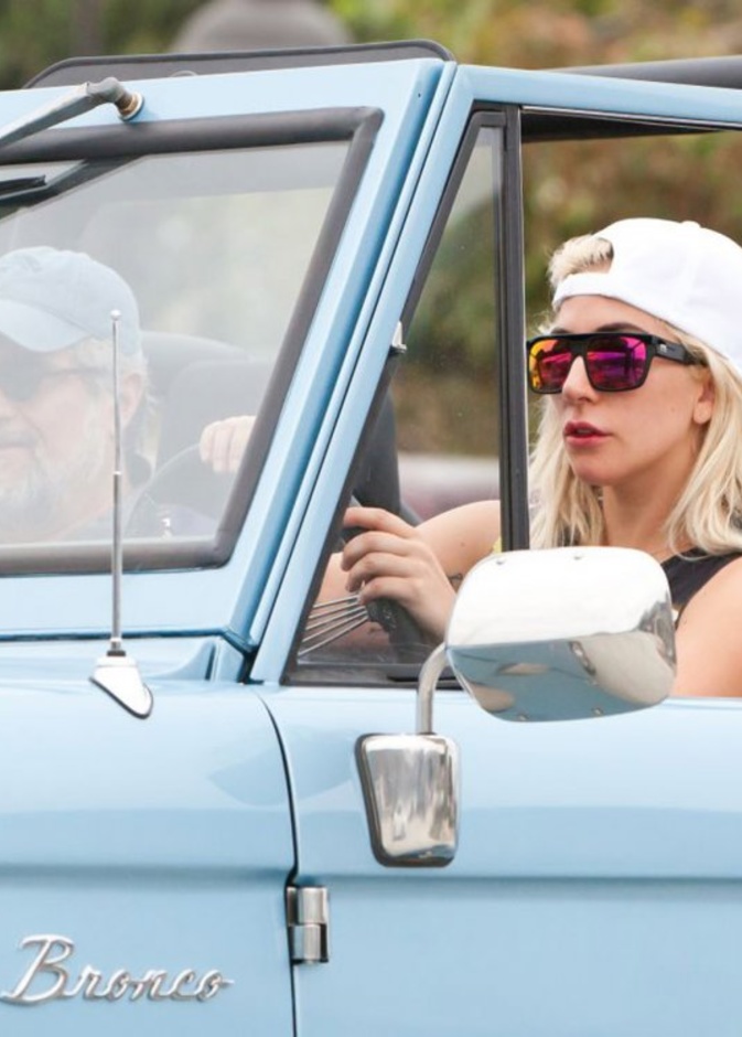 لفتت السيارات الكلاسيكية انتباه ليدي غاغا