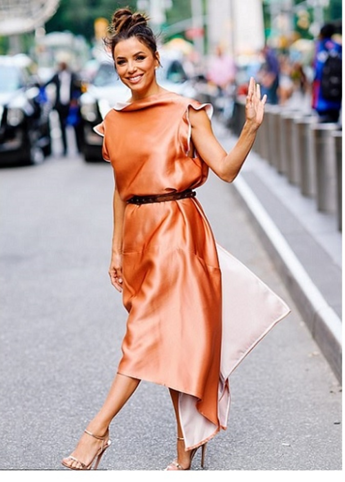 إطلالة ملفتة اختارتها إيفا لونغوريا في إحدى لقاءاتها التلفزيونية في نيويورك