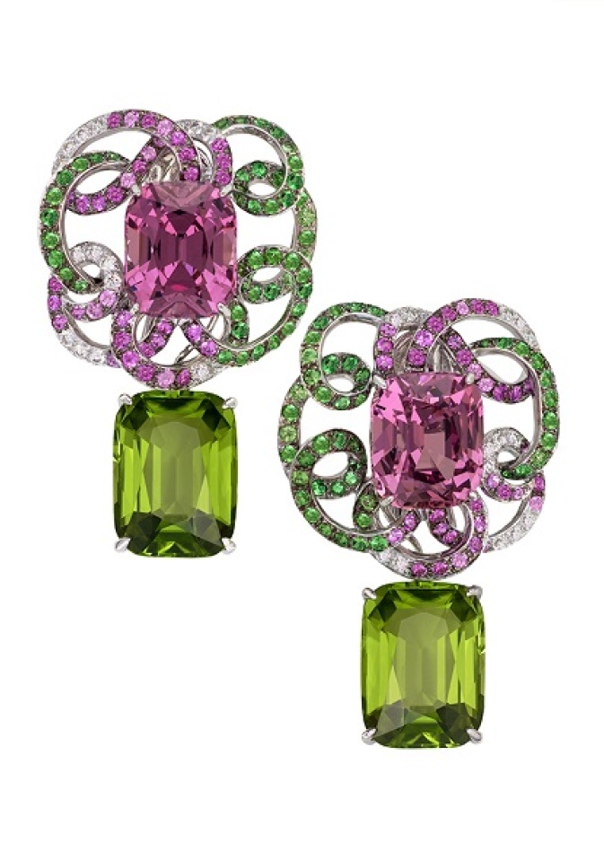 أقراط  مع حجر البريدوت من مارجوت ماكني Margot McKinney