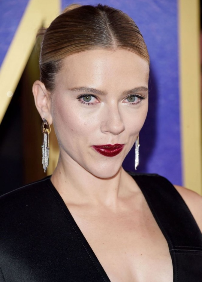 سكارليت جوهانسن زينت إطلالتها العصرية الجذابة في حفل جوائز الأوسكار لعام 2017 بزوج من الأقراط الماسية الأنيقة من ماركة Fred Leighton.