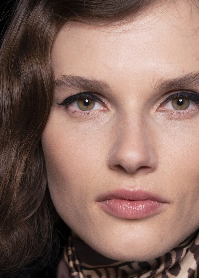  طريقة وضع مكياج عيون ناعم مع الآيلاينر الأسود لعيد الأضحى 2019 من Erdem