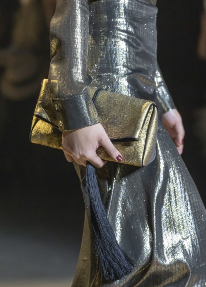 حقائب يد صغيرة باللون الذهبي لإطلالة مميزة في عيد الاضحى 2019‏ من Moschino