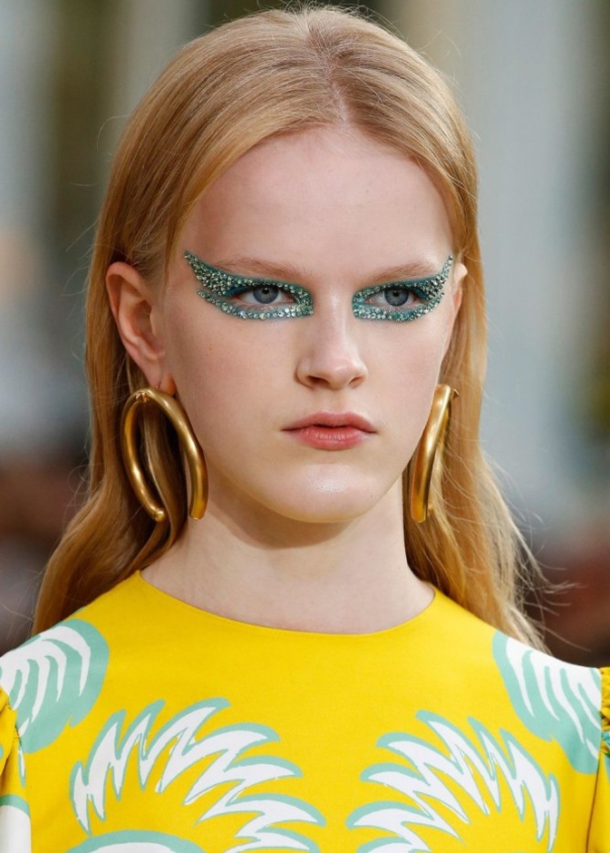 طريقة رسم مكياج عيون براق للسهرات في عيد الاضحى 2019‏ من Temperley London