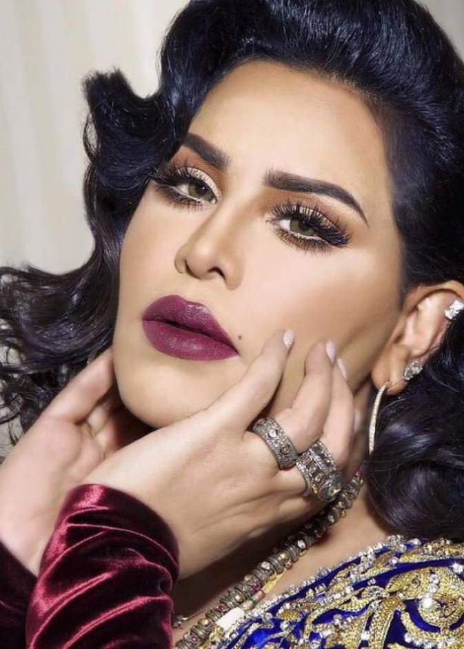 أحلام تتألق بالآيلاينر الأسود والشفاه الناشفة