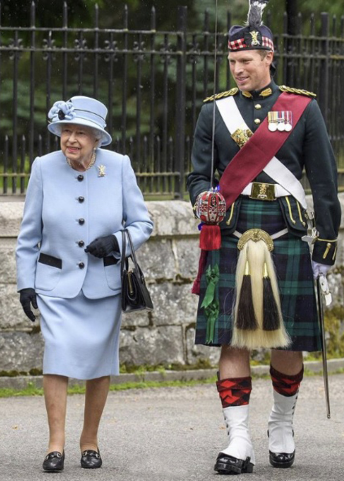 الملكة إليزابيث تبدأ عطلتها الصيفية في قلعة بالمورال في اسكتلندا بإطلالة أنيقة