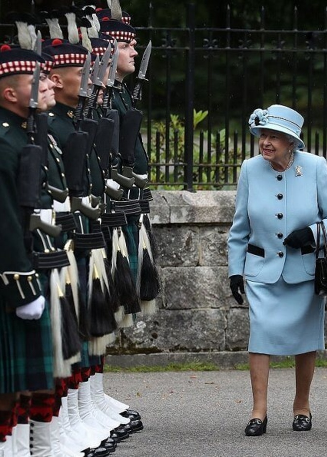 ملكة بريطانيا تتفقد فرقة بالاكلافا كومباني في بالمورال